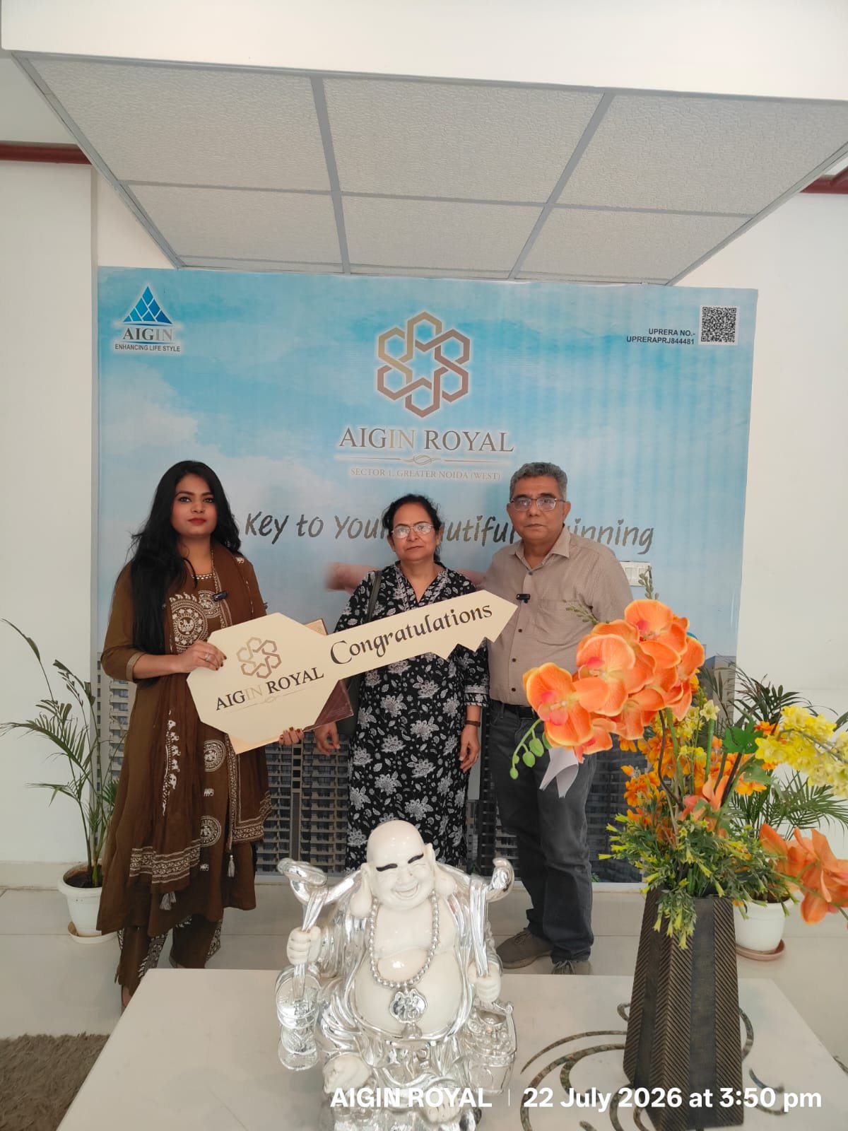 A couple receiving the keys to their new AIGIN Royal home